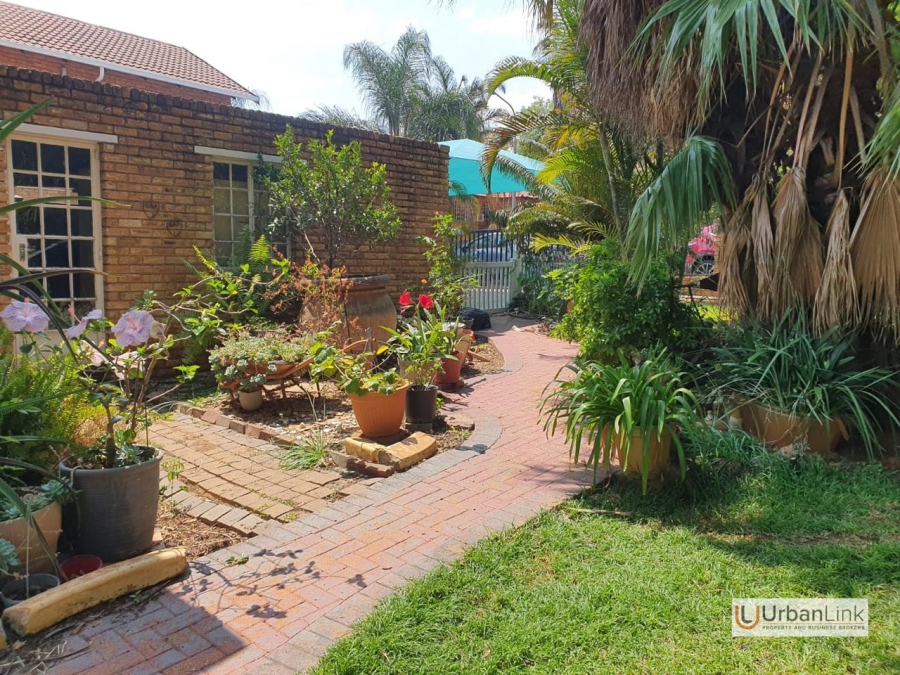 5 Bedroom Property for Sale in Mid Town North West